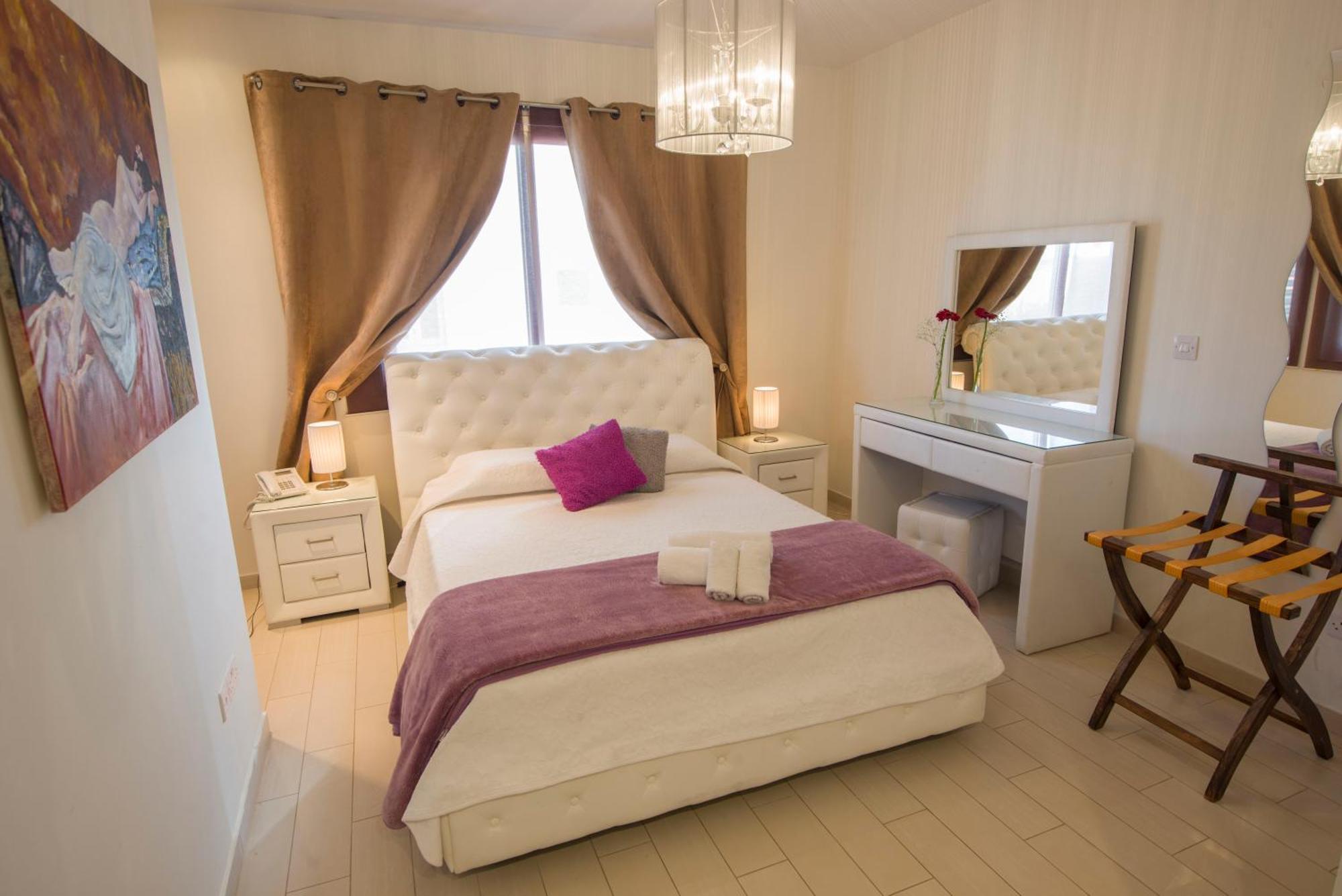 Mesogios House Suites Lárnaca Quarto foto